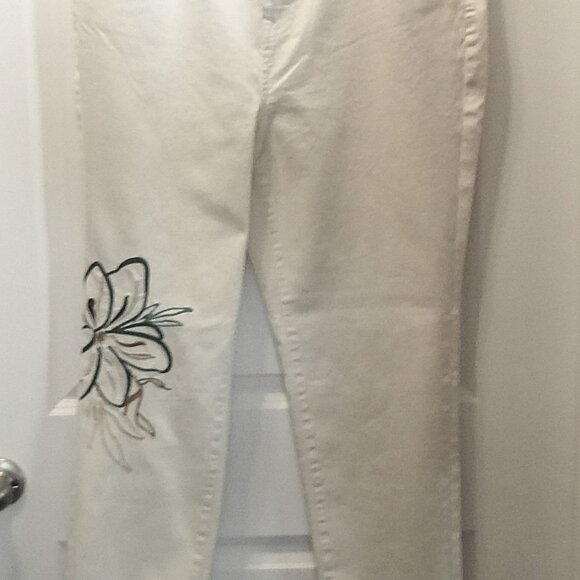 New-No Tag DG2-Diane Gilman Bone Colored Jeans with Embroidery at Knee - Picture 6 of 6